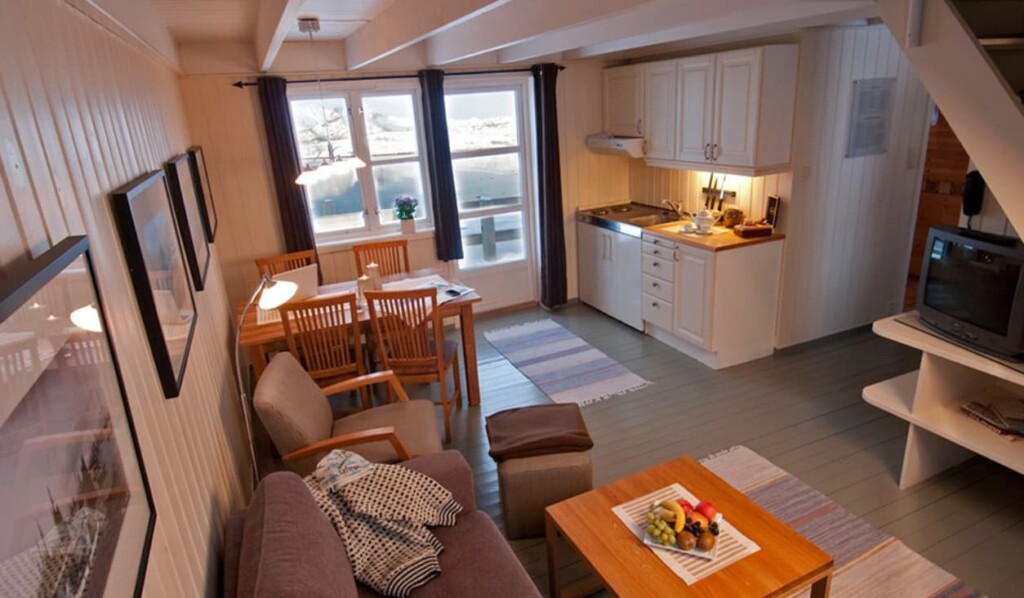 Nyvågar Rorbuhotell downstairs dining area