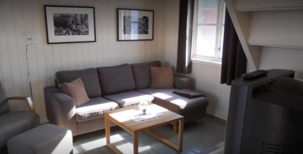 Nyvågar Rorbuhotell downstairs living area